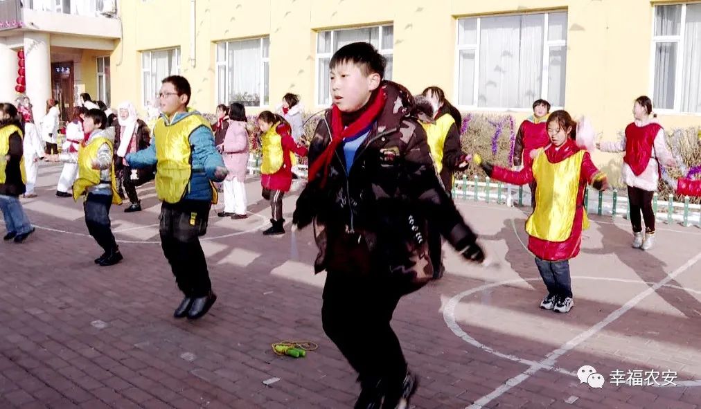 农安县雪韵龙城61助力冬奥校园冰雪系列活动启动仪式在县德彪小学