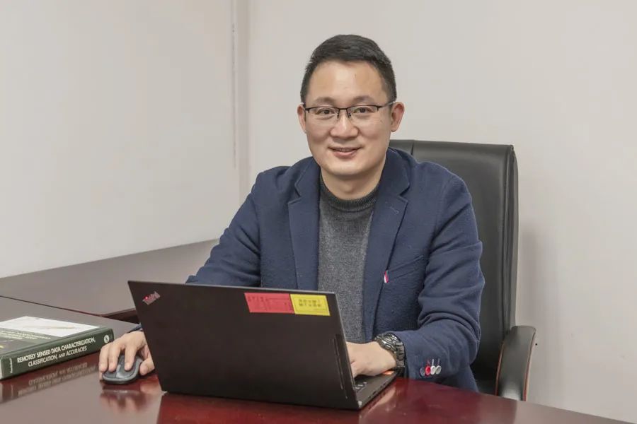 胡海鹰肩负航天使命向着荣光而行