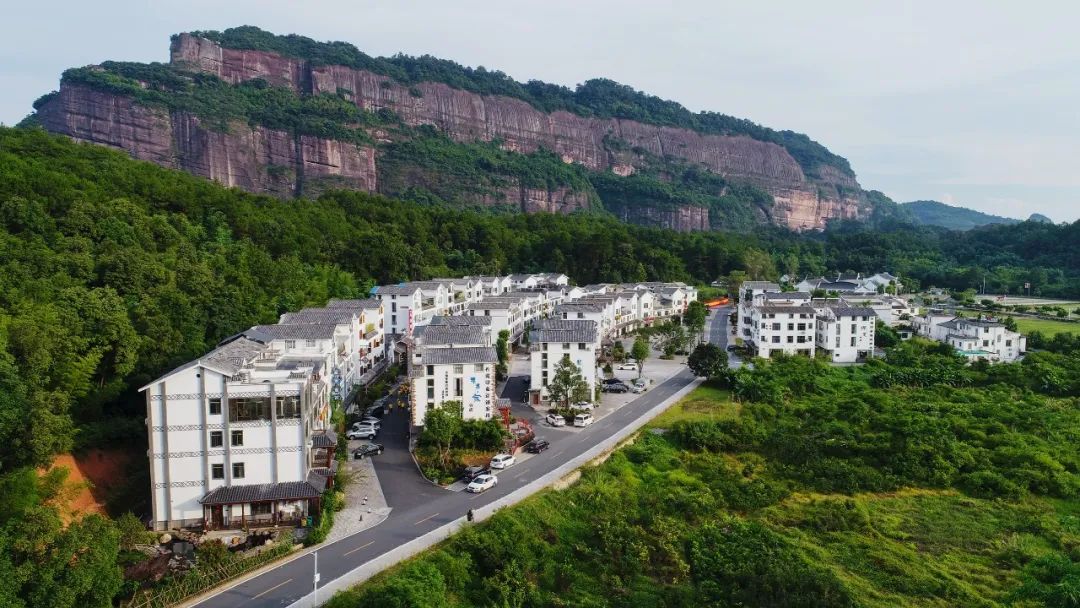 提升农村风貌"一处美"到"全域美"江湾镇涂屋村拆除破旧泥砖房后新建的