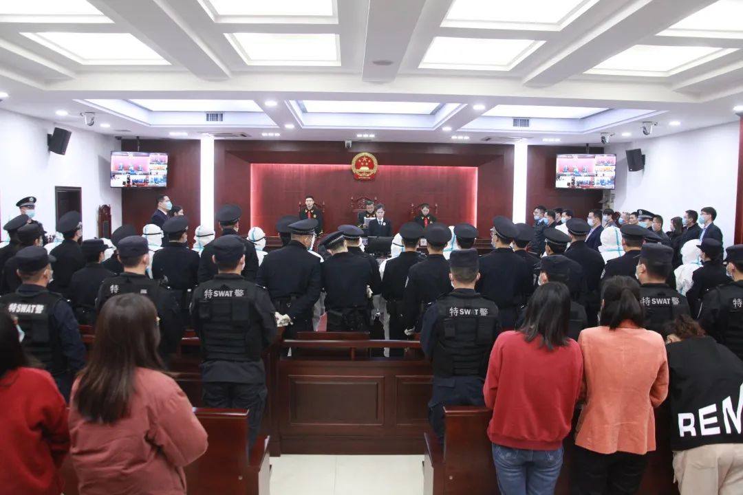 运输林木,承包林木砍伐起家,自2004年以来,先后在仙游县成立两所林场