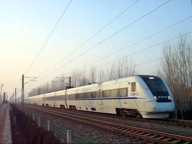 图片来源:成铁微家园2015年成渝高铁通车运营成渝通勤时间缩减至1.