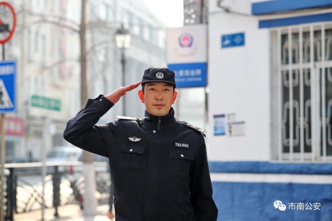 不同的肩章同样的担当市南公安分局110辅警任建新宋凯