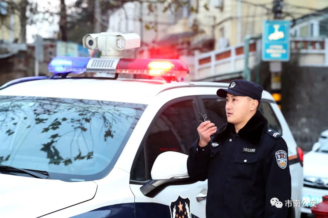 不同的肩章同样的担当市南公安分局110辅警任建新宋凯