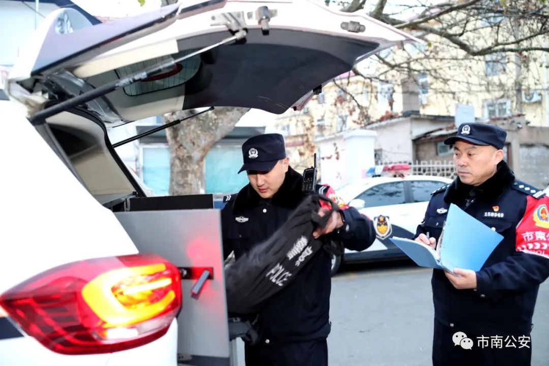 不同的肩章同样的担当市南公安分局110辅警任建新宋凯