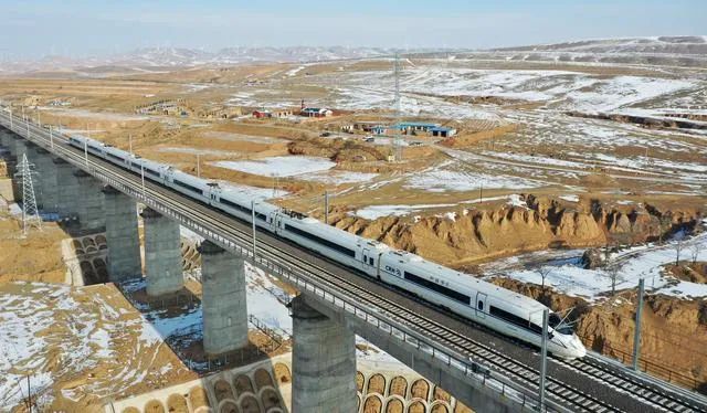 聚焦|坐上高铁"信天游"——银西高铁试运行见闻