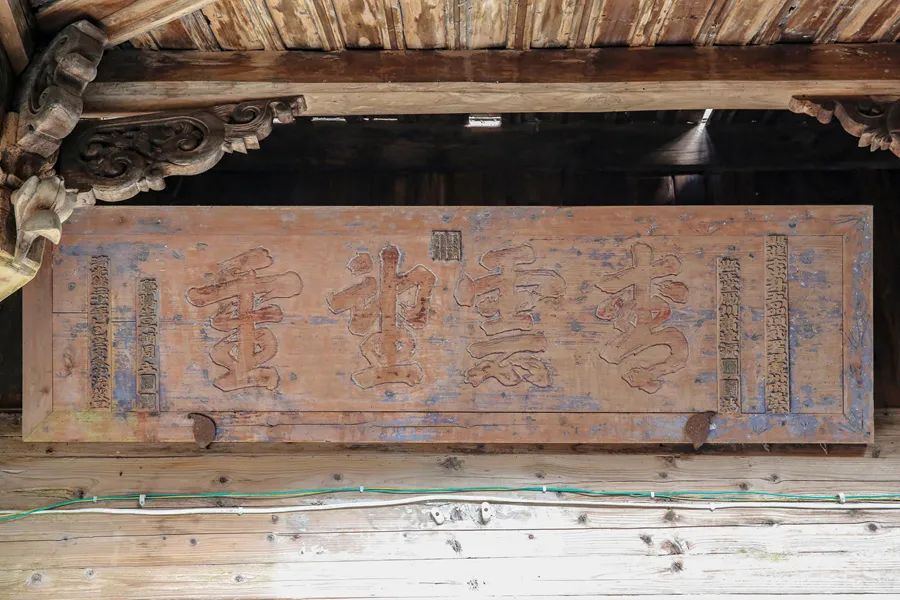 两侧为石刻对联,上联"门拱紫宸迎富贵",下联"天开黄道发祥光".