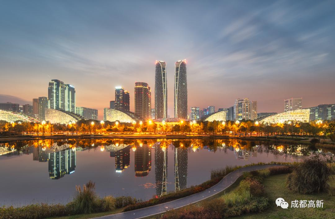 城南新地标"金融城双子塔"在2020年最后一天的夜晚,成都高新区金融城
