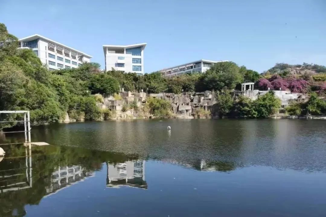 古韵湖里风雨龙湫亭