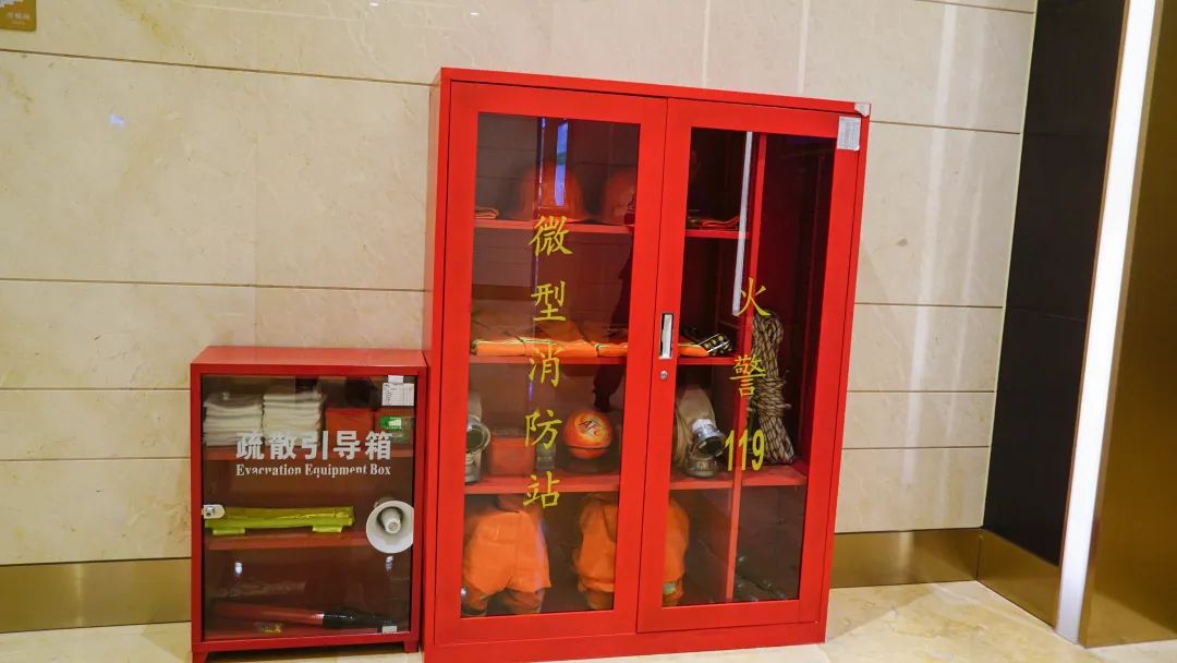 在完善建筑消防设施的基础上,在场所内新配备疏散引导箱,成为应急逃生
