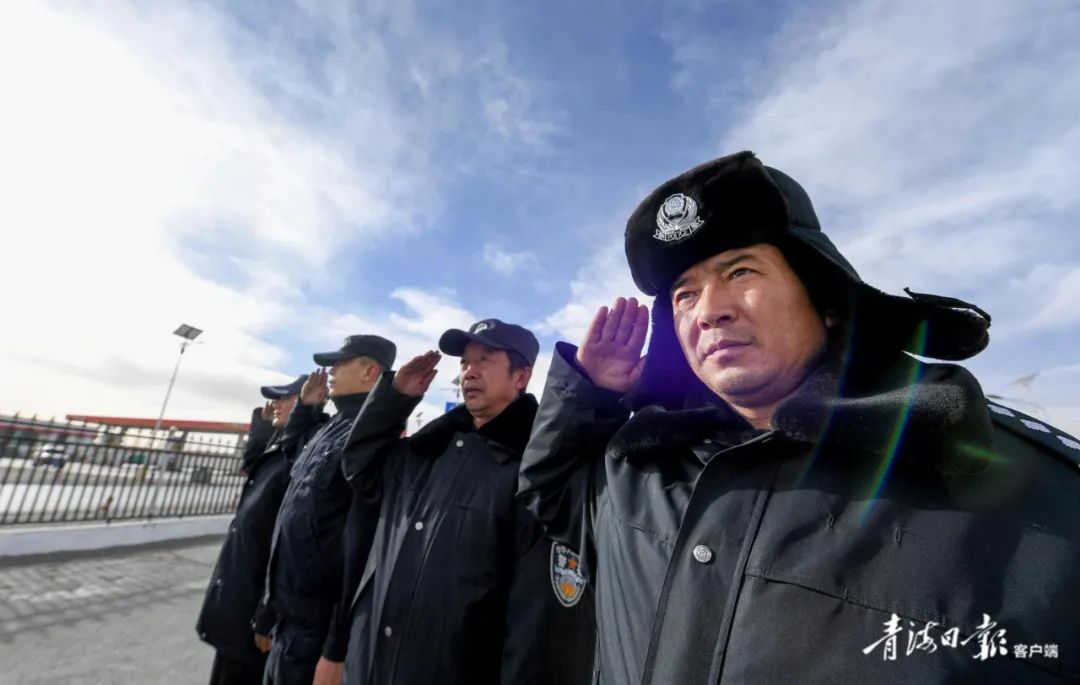 坚守我在可可西里巡山今晚的月亮像月饼