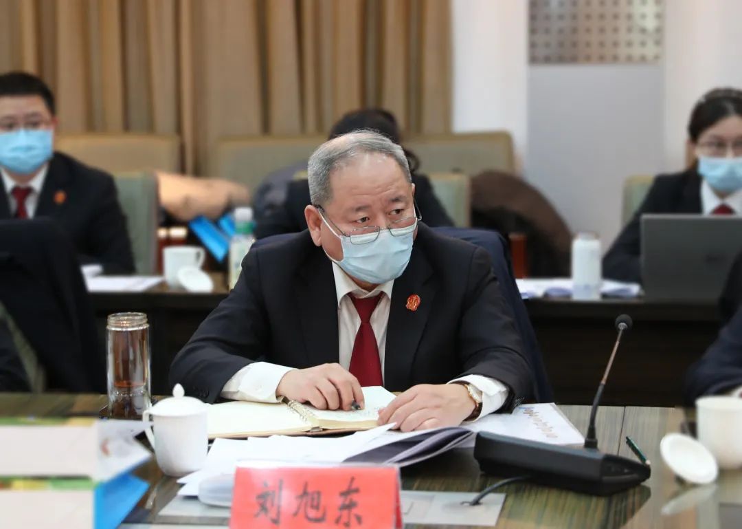 随后,刘旭东组长代表市高院党组从四个方面汇报了北京法院2020年整体