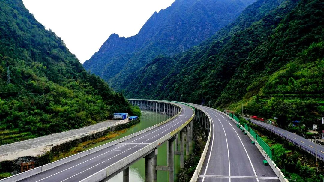 省高速集团助力全省实现"县县通高速"任务侧记74 铺筑全面小康