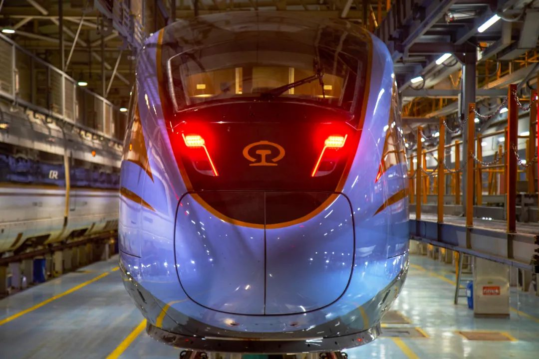 全国首发蓝暖男亮相连镇高铁