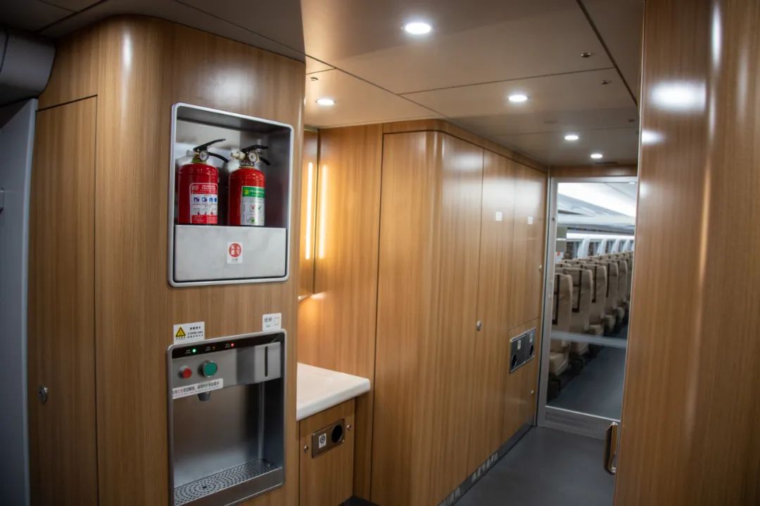 售全车定员613人 其中一等车定员48人 满足商务出行需求列车电热水器