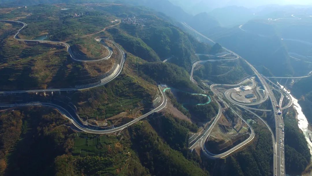 磐安县融媒体中心通衢大道势如虹杭绍台高速公路全线通车首日见闻