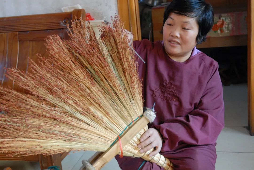 一根腰带,一段细铁丝,一把脚蹬,一捆高粱穗,几根笤帚糜子,通过一双双