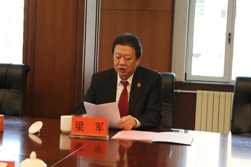 座谈会上,大连中院党组副书记,副院长梁军首先通报了全市法院年度工作