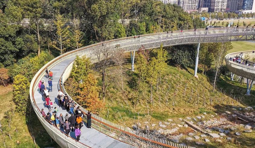 在南昌湾里的磨盘山森林公园景区,架空栈道上游人络绎不绝.