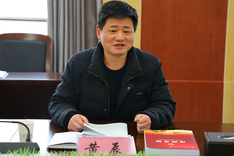 座谈会上,黄辰向与会代表,委员介绍了《淮南市中级人民法院工作报告