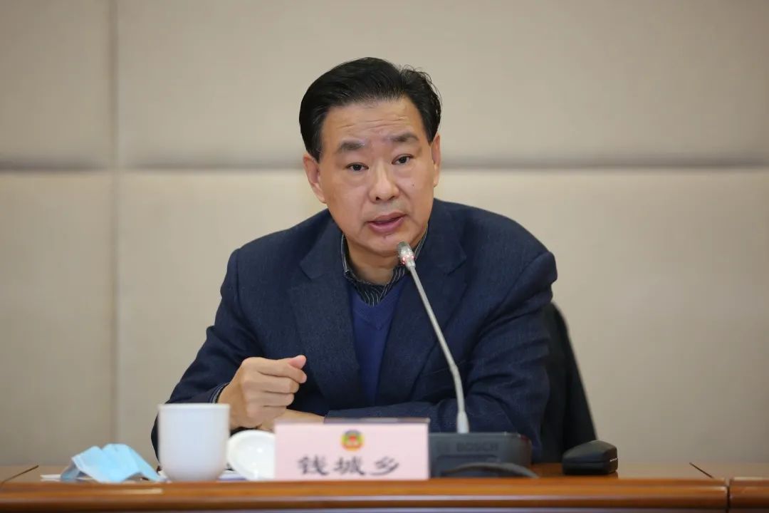 杭春芳和郝炳权为新书发布揭幕.