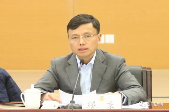 区政府办公室主任张振斌就《政府工作报告(征求意见稿)》的起草情况和