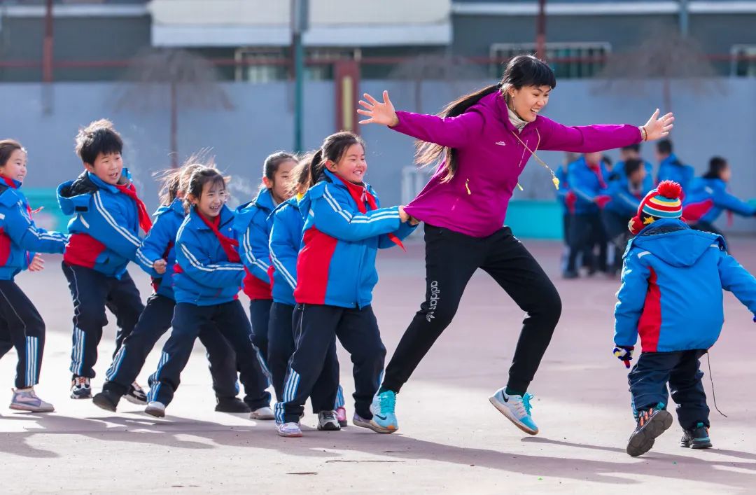 内蒙古呼和浩特市玉泉区通顺街小学师生在体育课上玩老鹰捉小鸡游戏