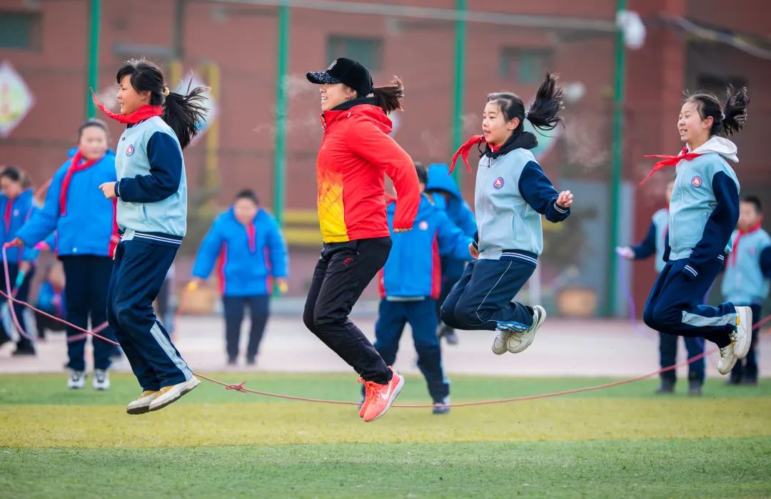 内蒙古呼和浩特市玉泉区通顺街小学师生在大课间玩跳大绳游戏