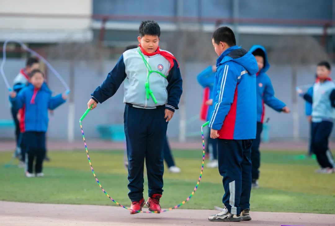 老鹰捉小鸡,跳绳等传统趣味游戏活动,让孩子们在享受运动的同时愉悦