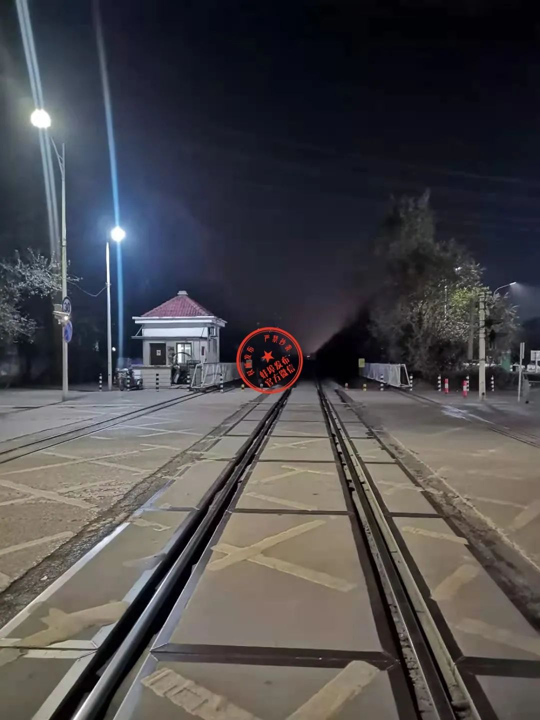 12月22日0点23分,老水蚌线黄山大道道口,从昆明开往济南的k492次