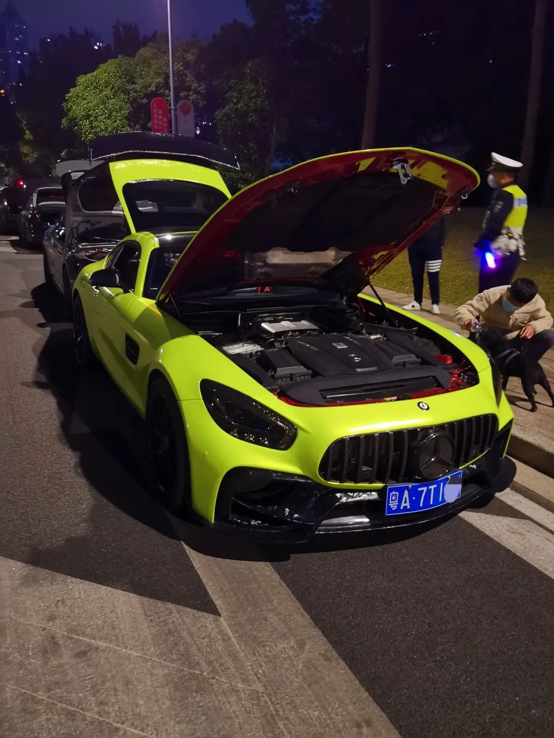 在越秀区二沙岛查获10辆涉嫌非法改装车辆.