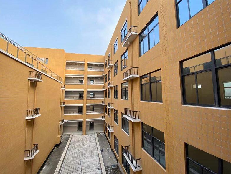 该项目由区公建中心承建,位于霞浦街道九峰东路71号原九峰小学内,拆除