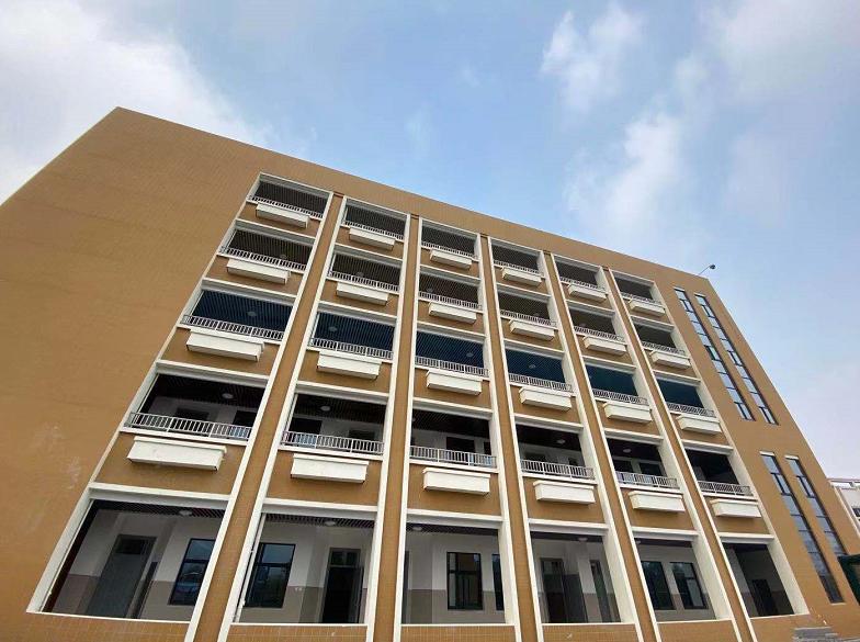 该项目由区公建中心承建,位于霞浦街道九峰东路71号原九峰小学内,拆除