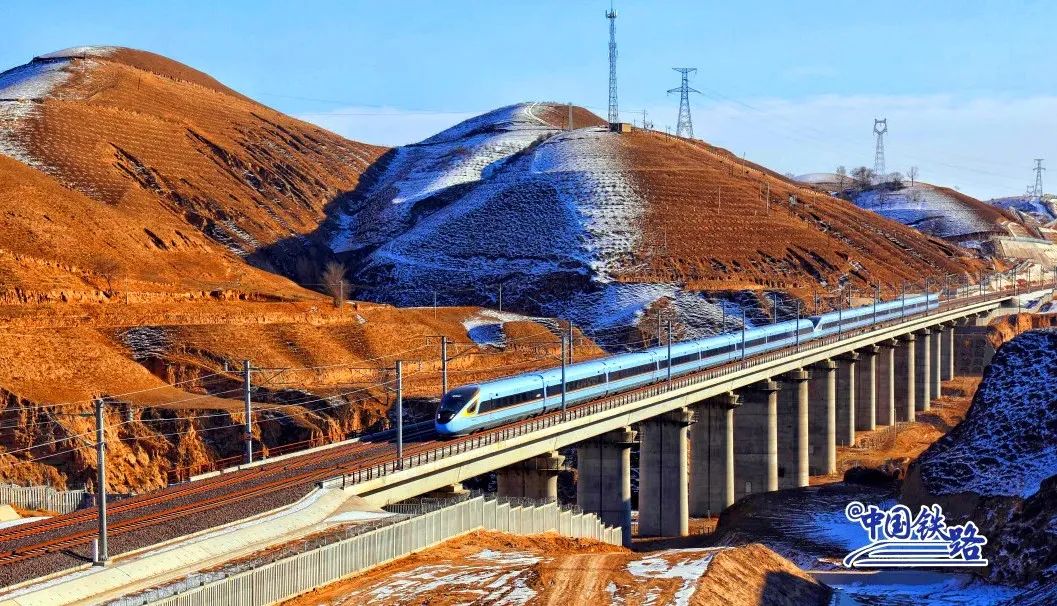 蓝制服配蓝复兴号银西高铁乘务组整装待发