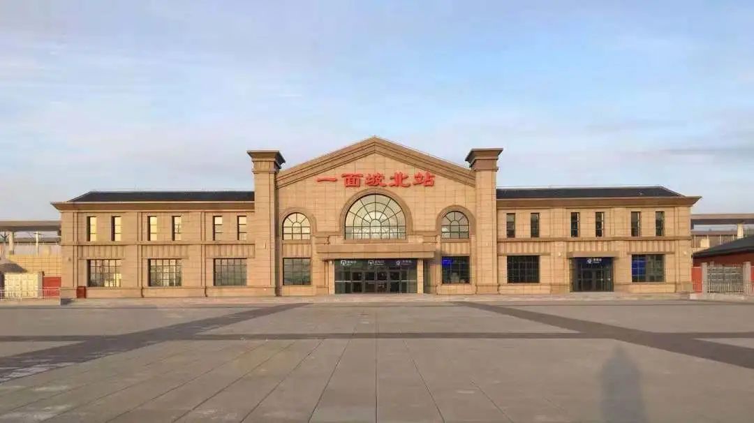 一面坡北站地处黑龙江省尚志市一面坡镇,最高可容纳客流430人,属小型