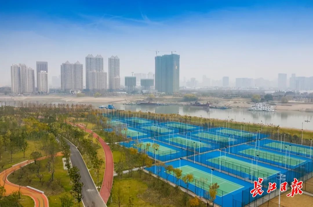 羽毛球等各类体育运动功能,复合利用公园绿化,江滩,屋顶等