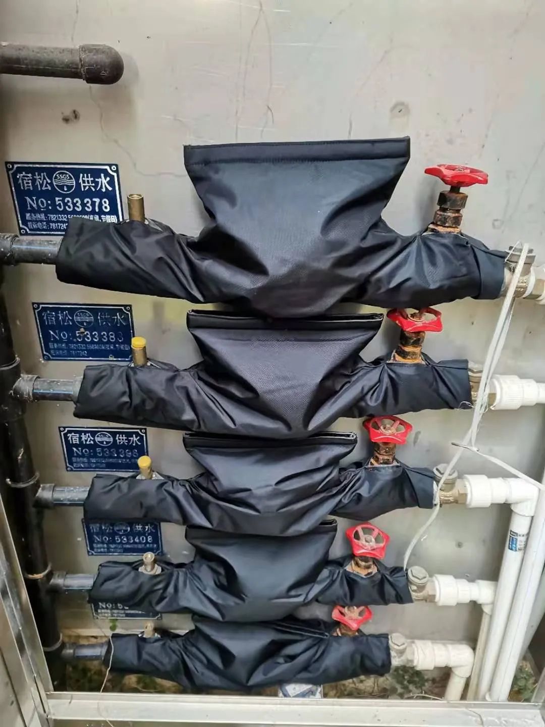 县自来水厂免费为用户水表 "穿衣戴帽"