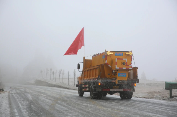 除雪车喷洒融雪剂