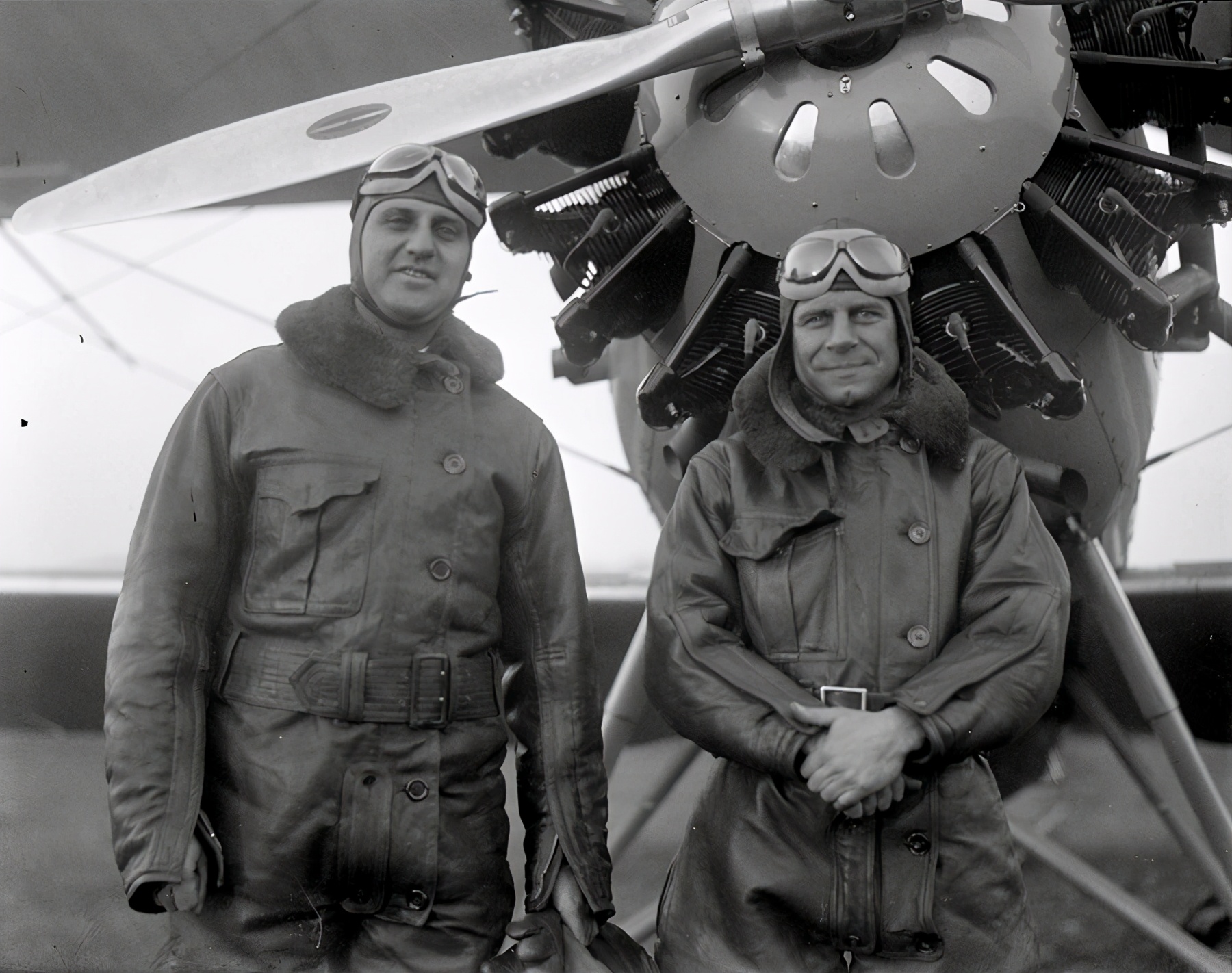 哈利·古根海姆（左）和杜立特（右），哈利·古根海姆热心于航空事业。杜立特后来率队驾驶B25陆基轰炸机从大