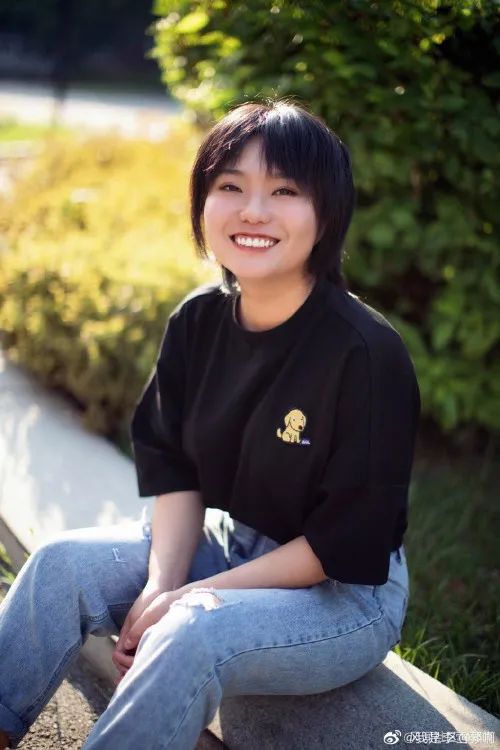 而在德云社打造出来的一众"流量"相声演员被调侃为"内娱第一男团"后