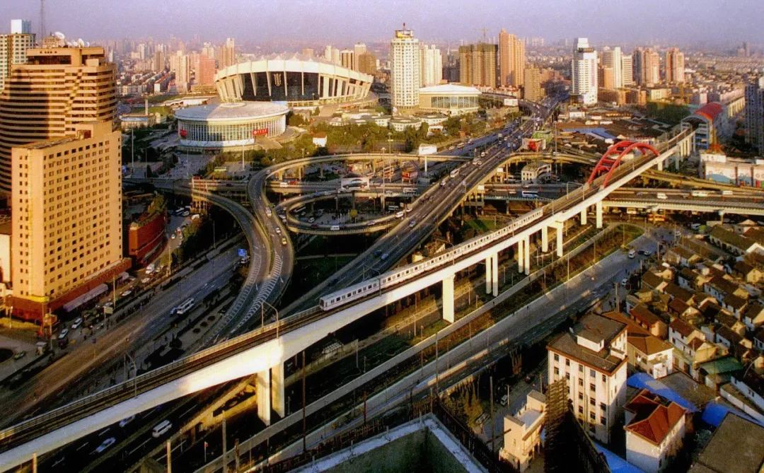 建成后不久拍摄的地铁3号线漕溪路立交全景 (杨焕敏摄)