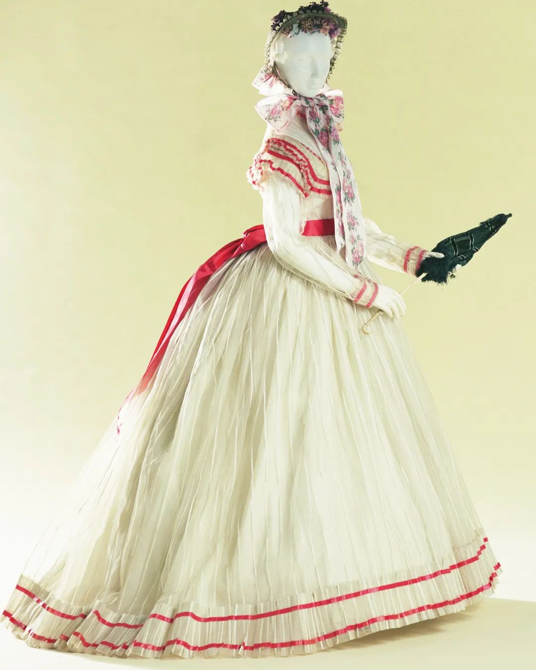 莫奈1866年的作品《花园中的女人》中,所有女士都穿着克里诺林裙.