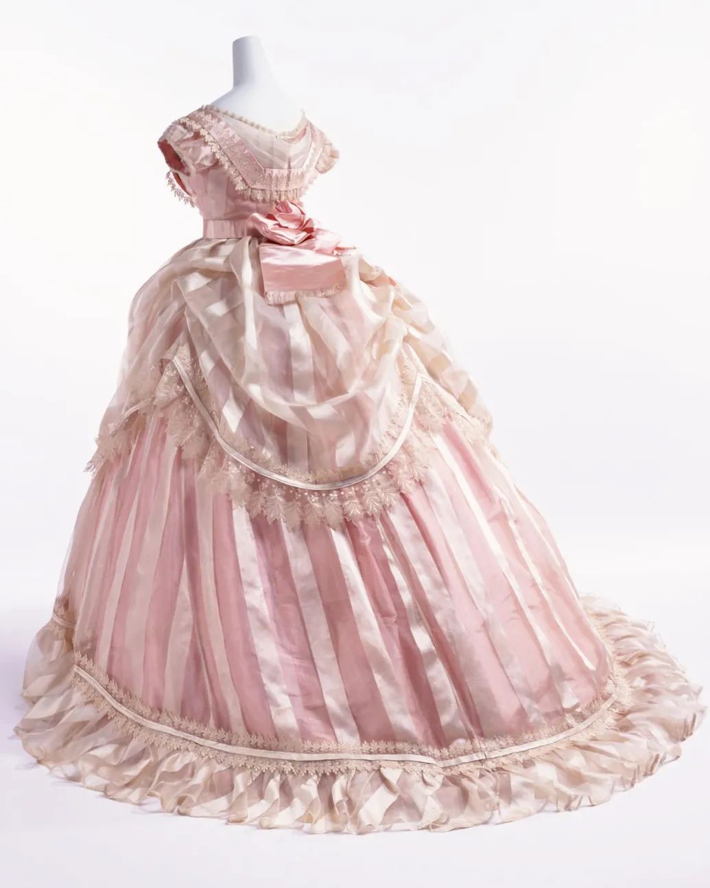 从"大鸟笼"到"半鸟笼",5年的时间掀起另一场潮流▼当时巴黎时尚杂志上