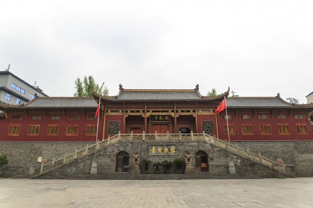 明教寺逍遥津公园古为洲水渡口,有津桥可渡,因三国古战场"逍遥津"而得