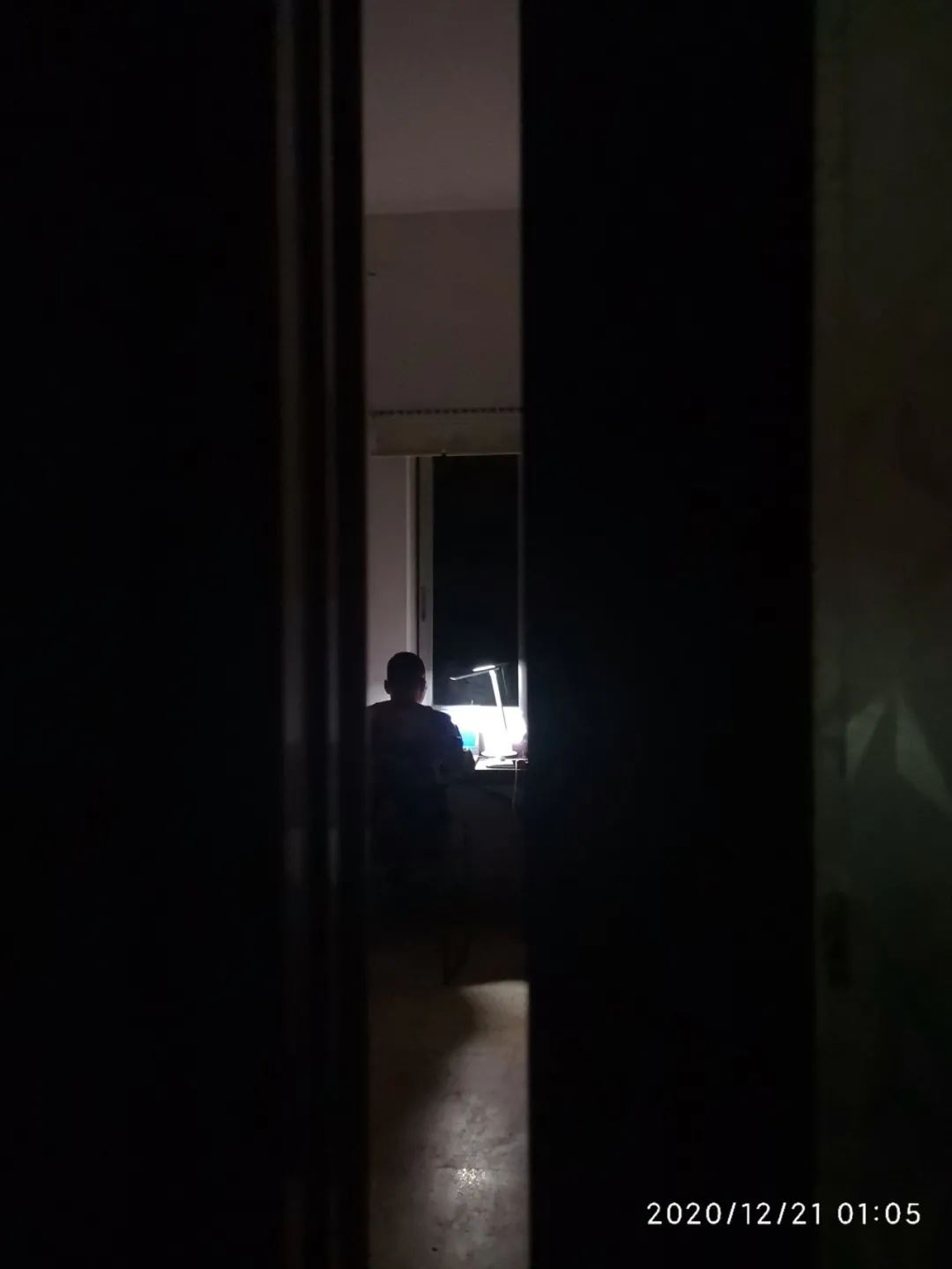上图为凌晨一点,天气乍寒,窗缝里看到某部教导员加班的背影,对他来说