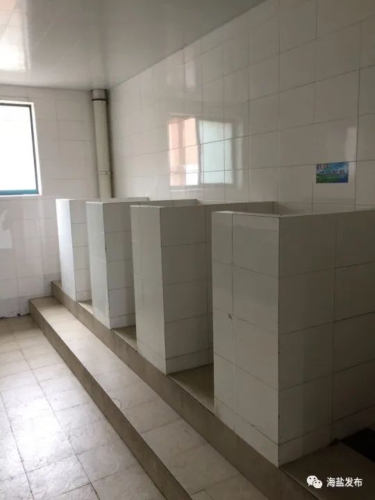 同学们都点赞今年海盐已改造26所学校341个校园厕所