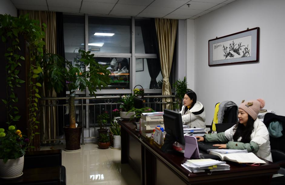 外出执行,现场勘查,化解纠纷,晚上还要加班研究案件,撰写裁判文书