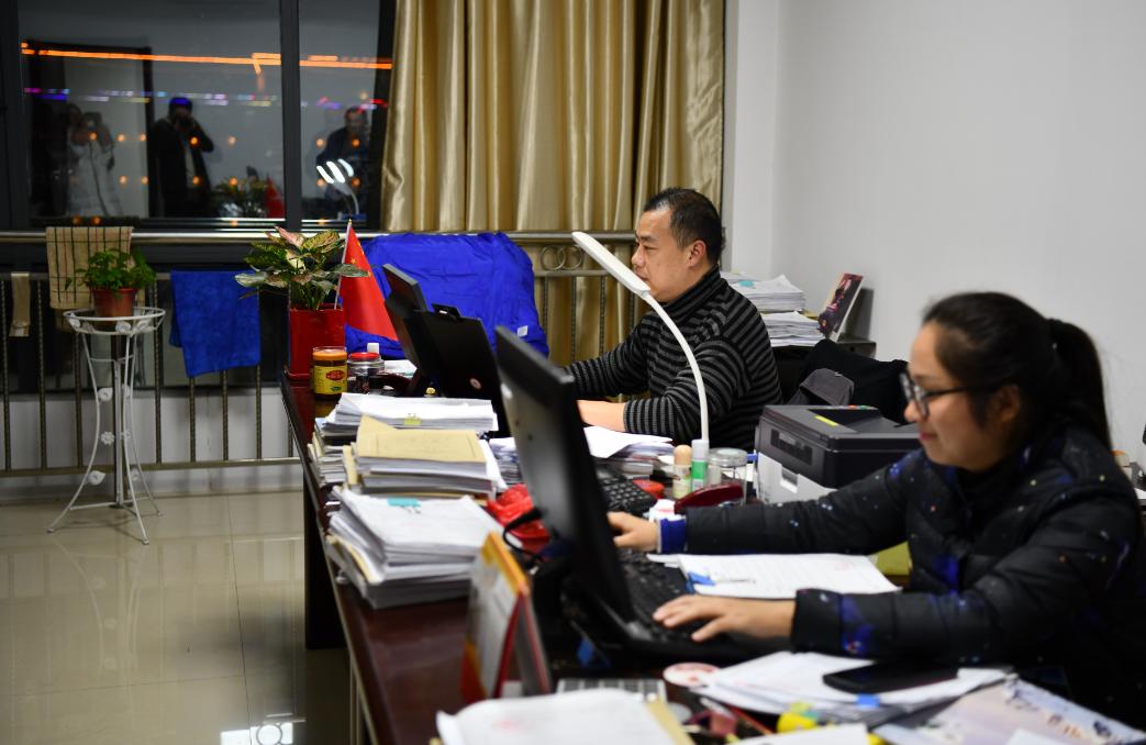 加班加点共奋战凝心聚力促公正