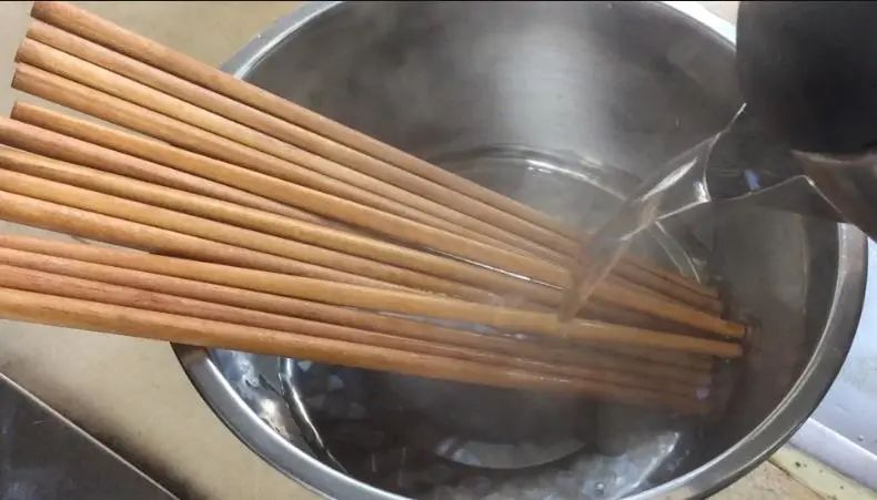 那么,用开水烫筷子 真的能达到消毒杀菌作用吗?
