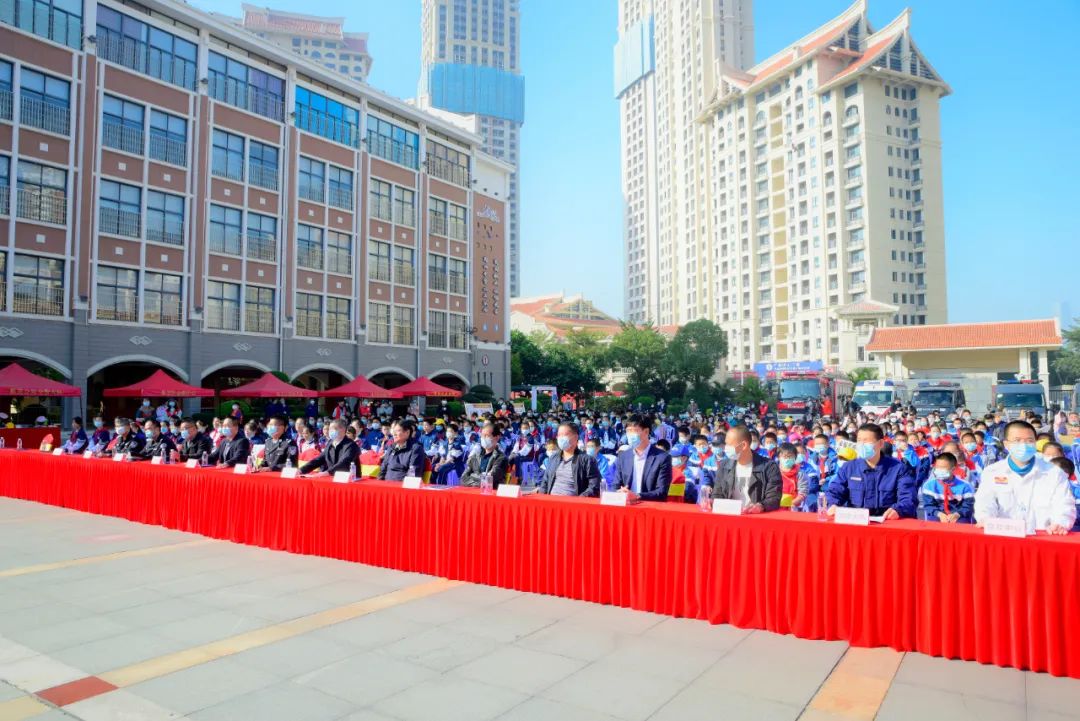 启动仪式上,市反恐办常务副主任,市公安局副局长张书晖致辞今天是