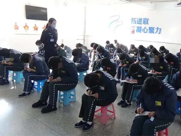 女子监狱以"强化应知应会,加速改造步伐"为主题,组织服刑人员深入学习